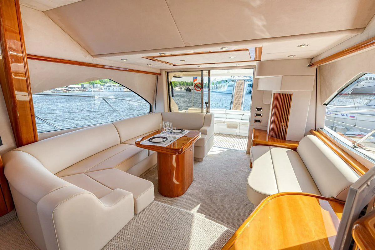 Аренда яхты Sunseeker Predator 50 в Москве - салон